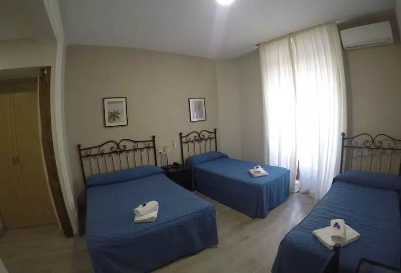 اتاق استاندارد سه نفره, Hostal El Pilar