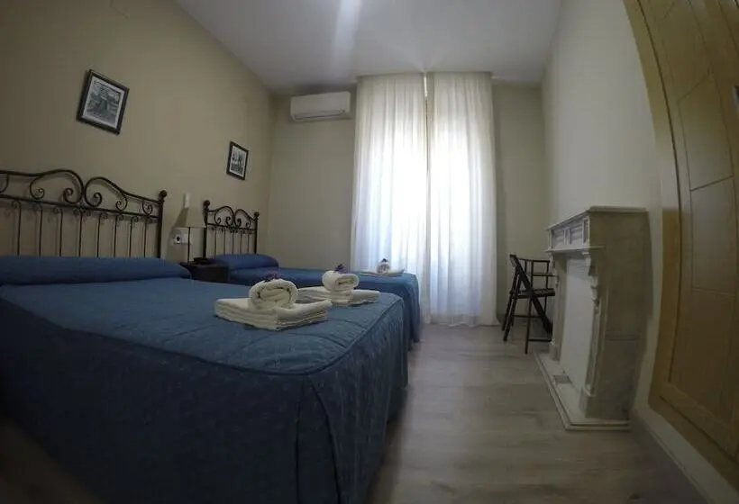 اتاق استاندارد سه نفره, Hostal El Pilar