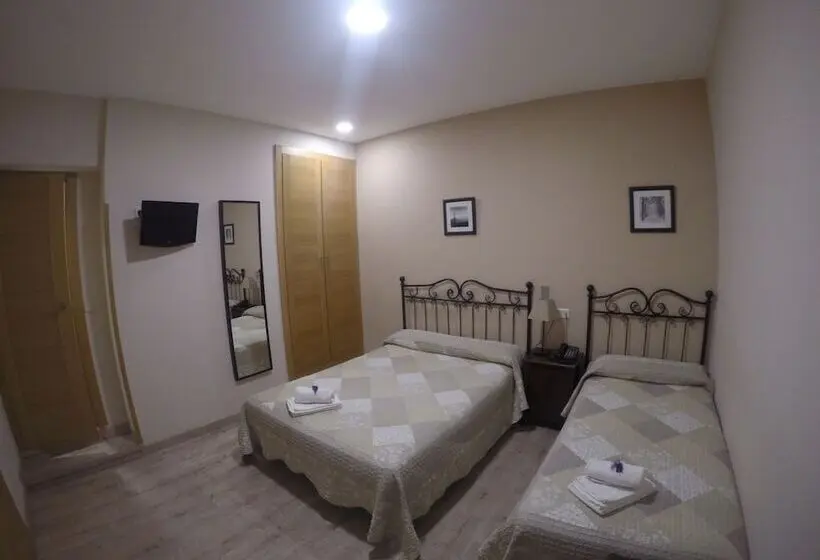 اتاق استاندارد سه نفره, Hostal El Pilar
