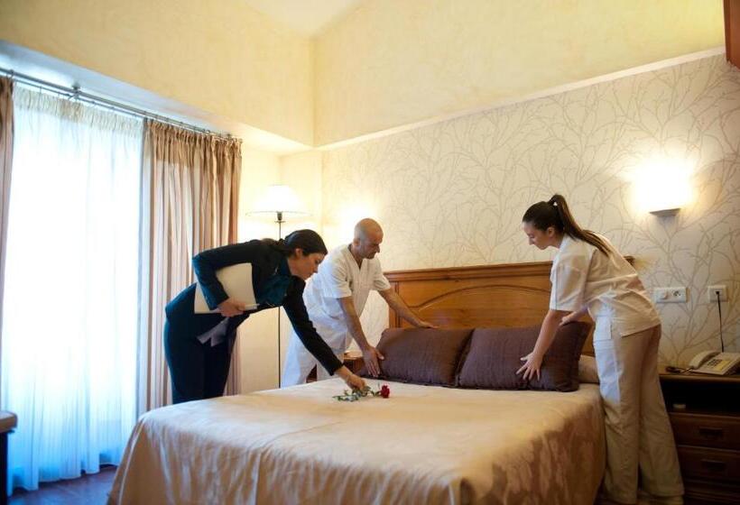 Люкс, Escuela Convento Sto Domingo