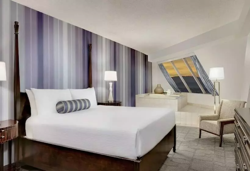 キングサイズベッドのスイートルーム, Luxor Hotel And Casino