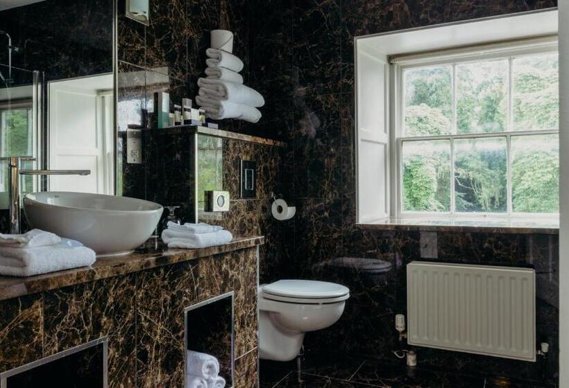 جناح جونيور, Maryborough Hotel & Spa