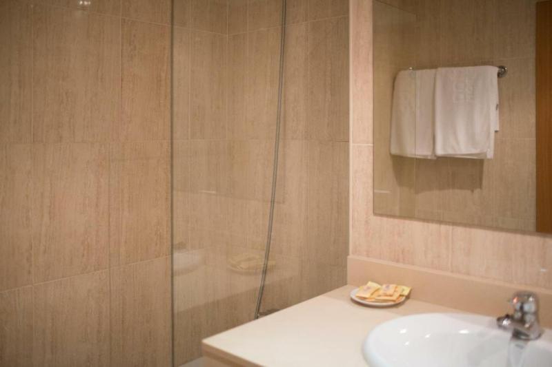 اتاق استاندارد, Puerta De Santillana