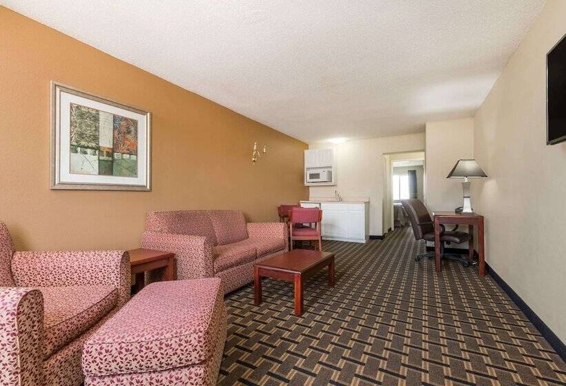 Sviitti, Super 8 By Wyndham Indianapolis/ne/castleton Area