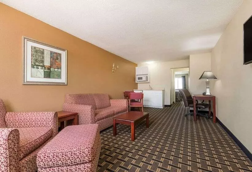 Sviitti, Super 8 By Wyndham Indianapolis/ne/castleton Area