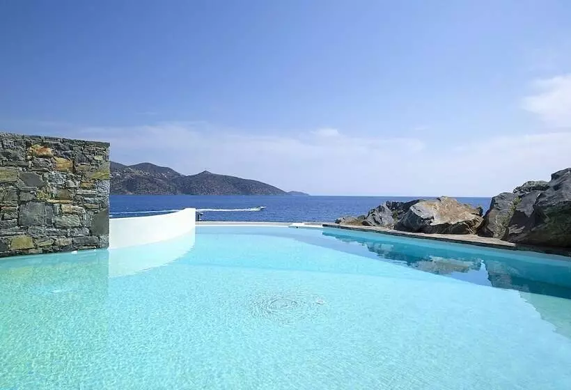 استودیو کلوب, St. Nicolas Bay Resort Hotel & Villas