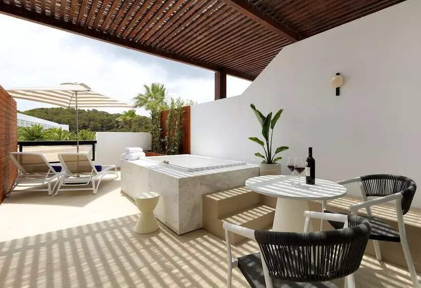 سوئیت جونیور با ماساژ آبی, Grand Palladium Select Palace Ibiza
