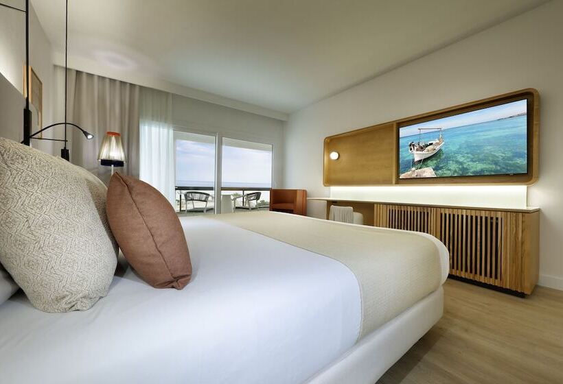 プールの見えるデラックスルーム, Grand Palladium Select Palace Ibiza