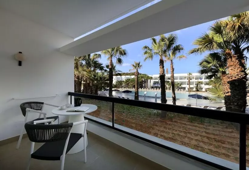 اتاق لوکس با چشم‌انداز استخر, Grand Palladium Select Palace Ibiza