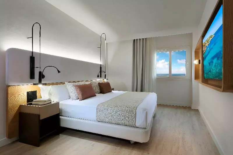 سوییت جونیور با چشم‌انداز دریا, Grand Palladium Select Palace Ibiza
