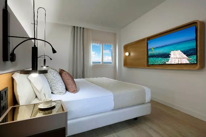 سوییت جونیور با چشم‌انداز دریا, Grand Palladium Select Palace Ibiza