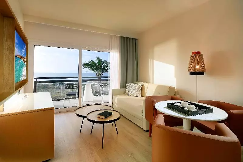 سوییت جونیور با چشم‌انداز دریا, Grand Palladium Select Palace Ibiza