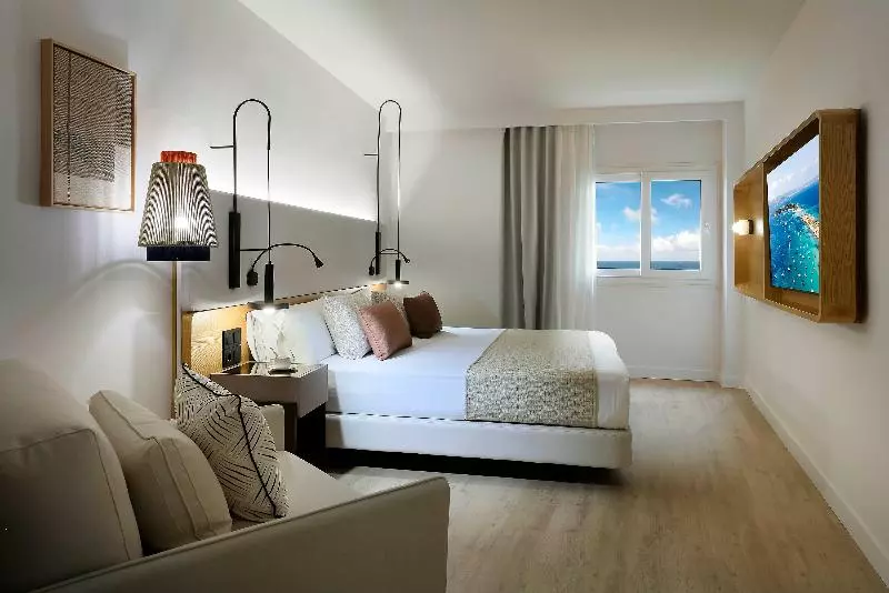 سوییت جونیور با چشم‌انداز دریا, Grand Palladium Select Palace Ibiza