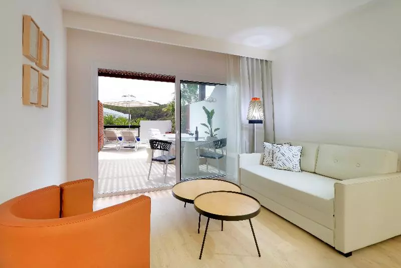 سوئیت جونیور با ماساژ آبی, Grand Palladium Select Palace Ibiza