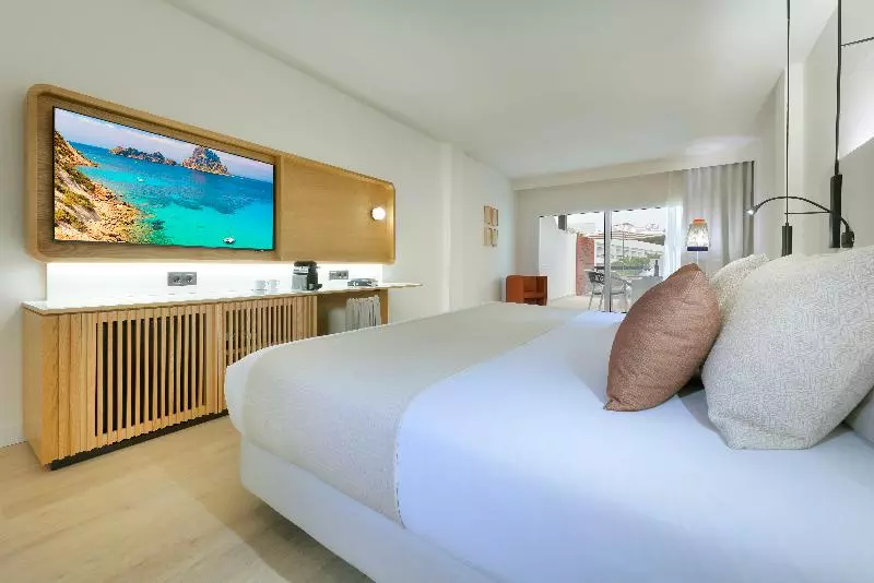 سوئیت جونیور با ماساژ آبی, Grand Palladium Select Palace Ibiza