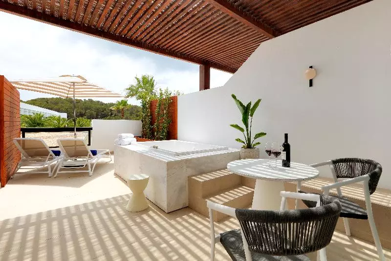 سوئیت جونیور با ماساژ آبی, Grand Palladium Select Palace Ibiza
