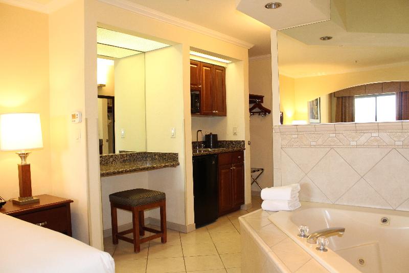 سوئیت با تخت بزرگ, Holiday Inn Express Hotel & Suites Tucson Mall, An Ihg