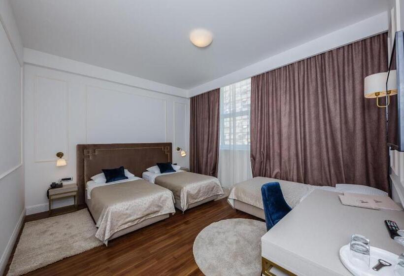 Standard Triple Room, Art