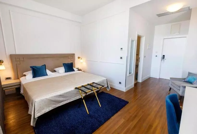Habitación Triple Estándar, Art