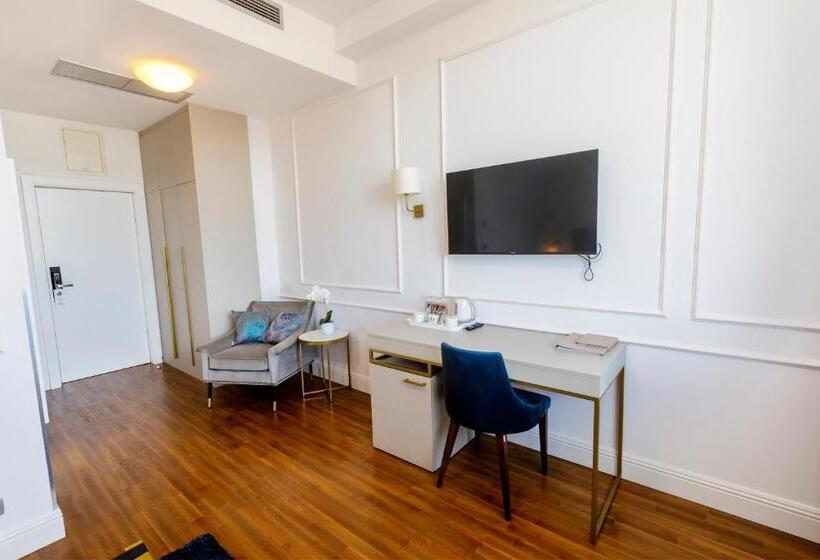 Standard Triple Room, Art