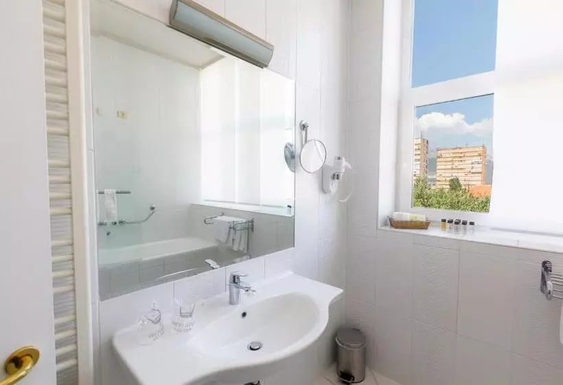 Habitación Triple Estándar, Art