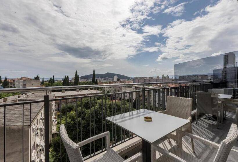 Junior Suite with Balcony, Art