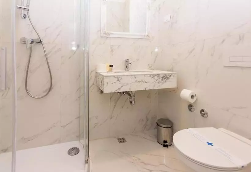 Habitación Estándar con Balcón, Art