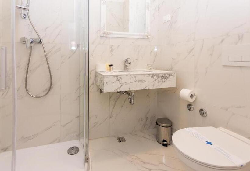 Standard Single Room, Art