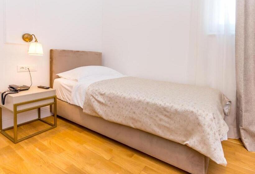 Standard Single Room, Art