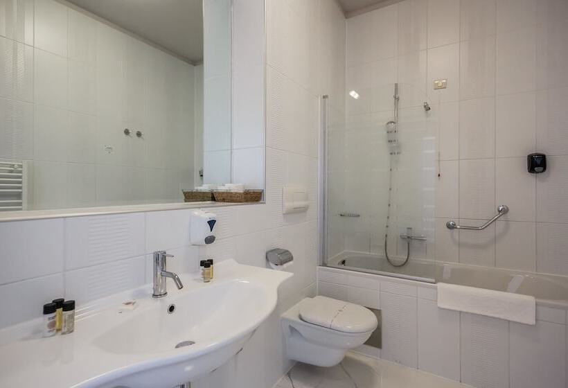 Standard Triple Room, Art