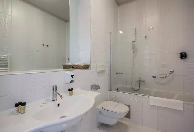 Habitación Triple Estándar, Art