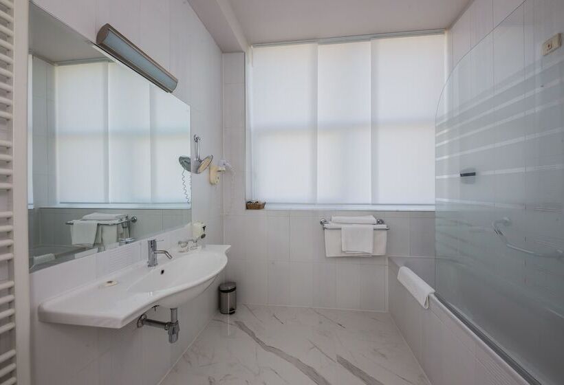 Standard Triple Room, Art