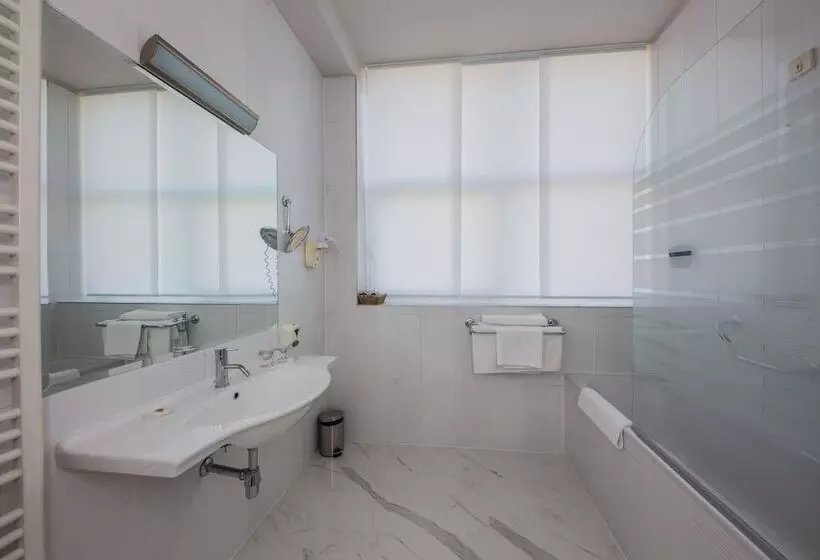 Habitación Triple Estándar, Art