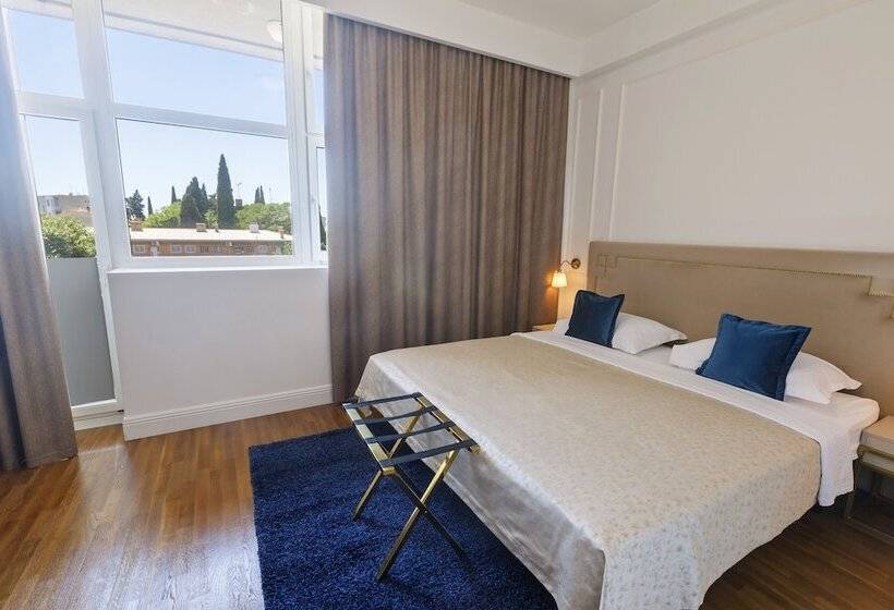 Standard Triple Room, Art