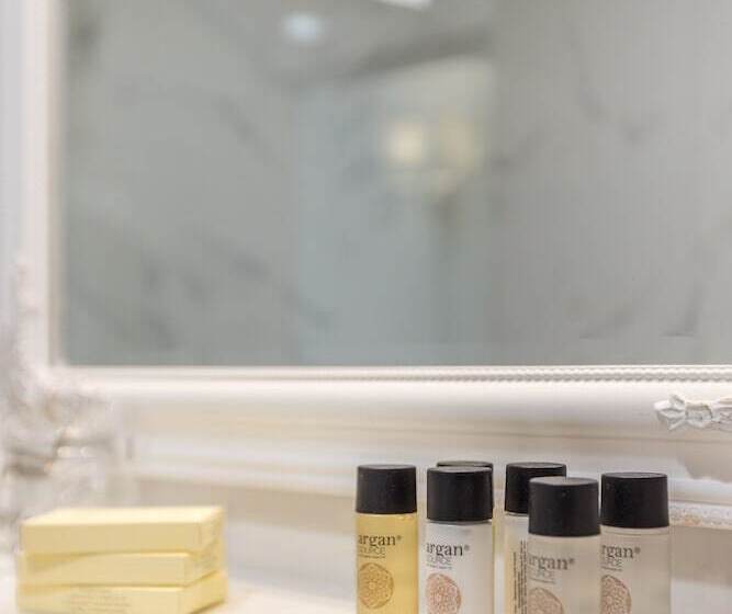 Standard Triple Room, Art