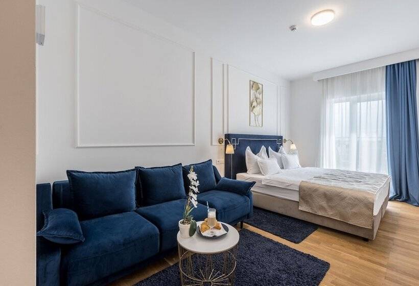 Standard Triple Room, Art