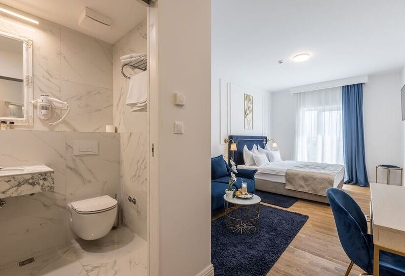 Standard Triple Room, Art