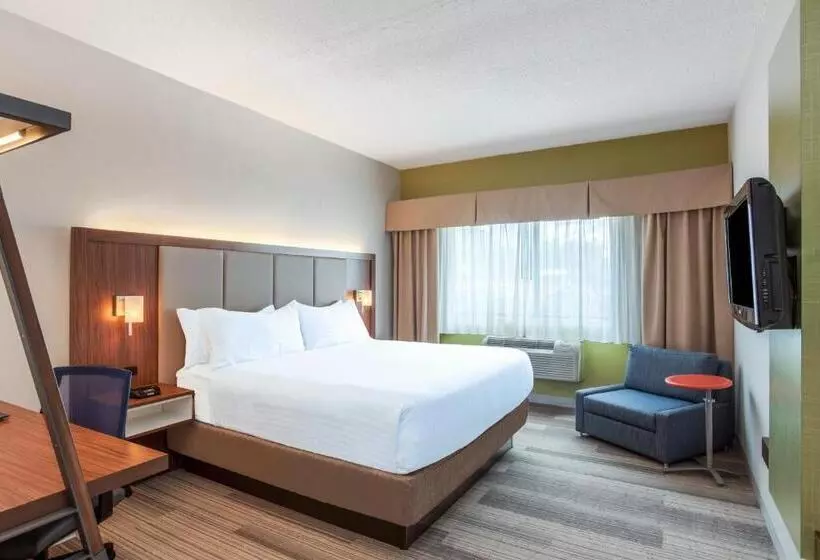 キングサイズベッドのスイートルーム, Holiday Inn Express Hauppauge Long Island, An Ihg