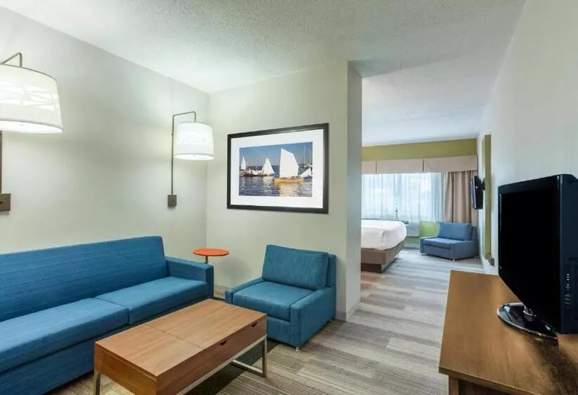 キングサイズベッドのスイートルーム, Holiday Inn Express Hauppauge Long Island, An Ihg