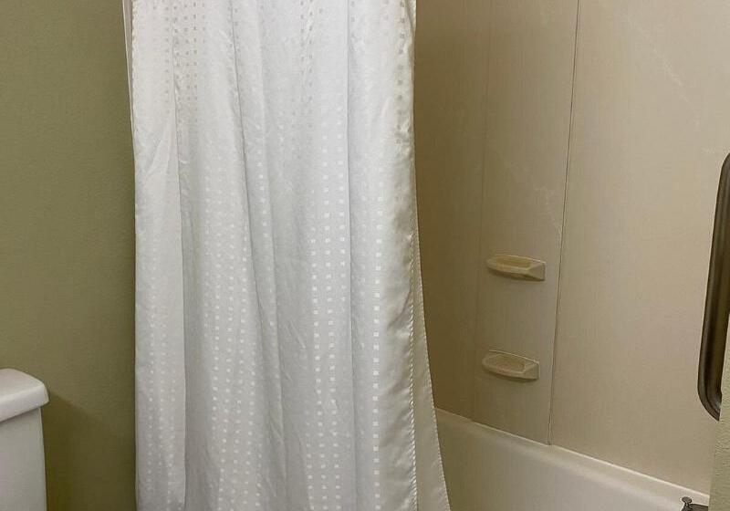 غرفة قياسية سرير كينج لذوى الإحتياجات الخاصة, Marguerite South Anaheim   Garden Grove, Trademark Collection By Wyndham