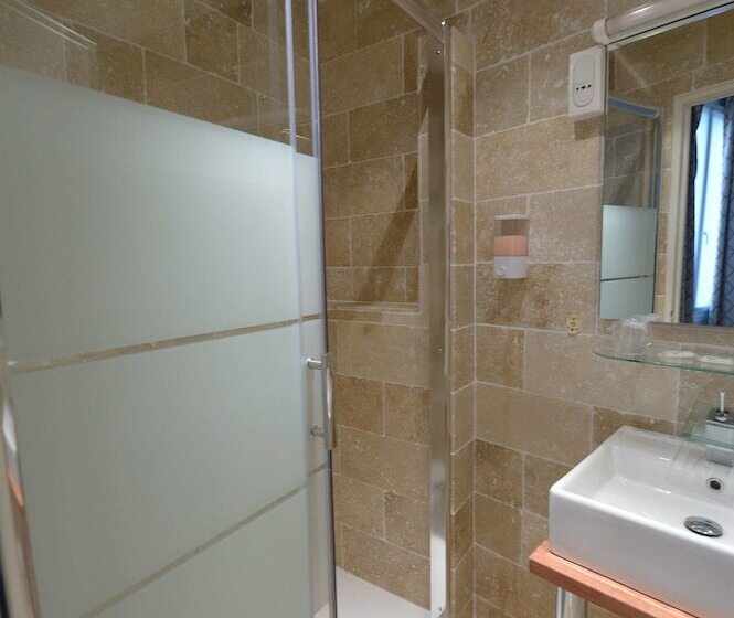 اتاق استاندارد یک نفره, Korner Montmartre