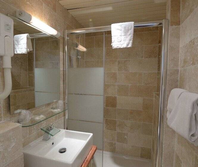 اتاق استاندارد یک نفره, Korner Montmartre