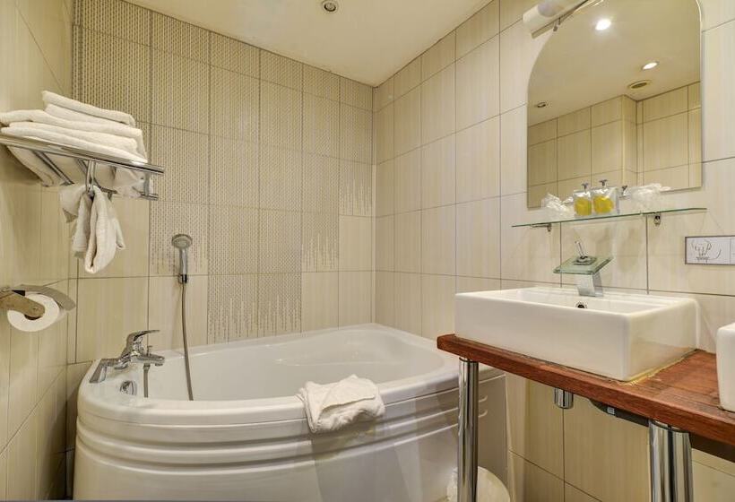 اتاق استاندارد, Korner Montmartre