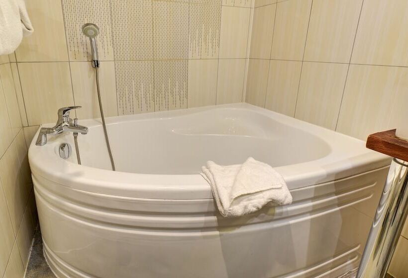 اتاق استاندارد چهار تخته, Korner Montmartre