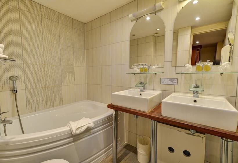 اتاق استاندارد چهار تخته, Korner Montmartre