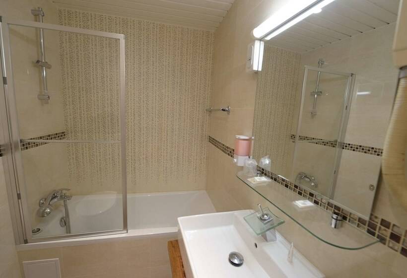 اتاق استاندارد چهار تخته, Korner Montmartre