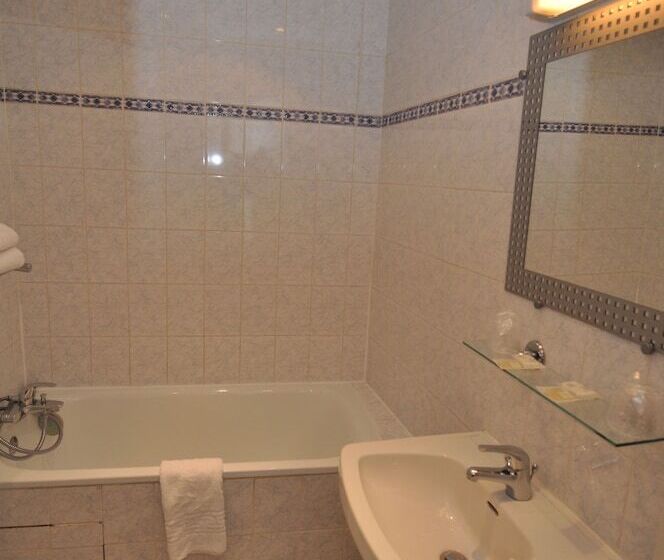 اتاق استاندارد چهار تخته, Korner Montmartre