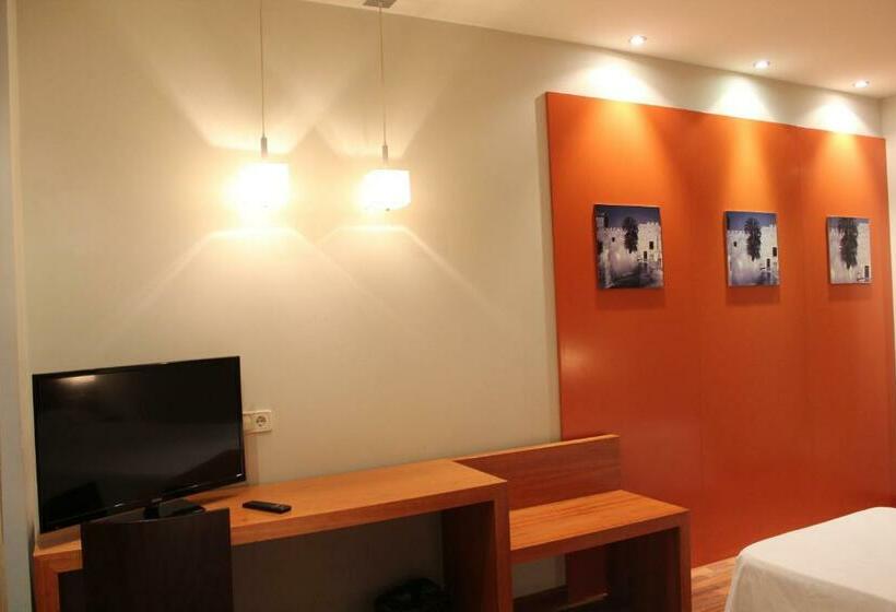 חדר סטנדרט לשלושה, Ag Express Elche