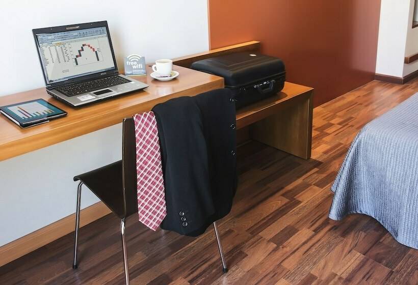 חדר סטנדרט לשלושה, Ag Express Elche