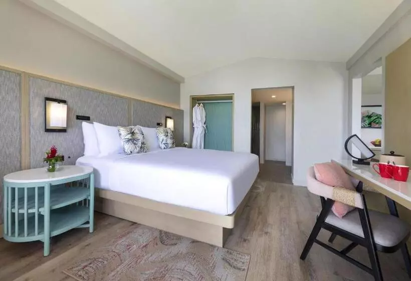 سوئیت با تخت بزرگ, Crowne Plaza Resort Saipan